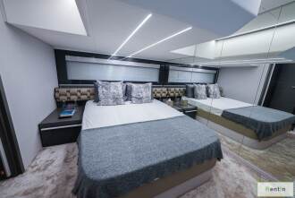 Pershing 5X Pearl White