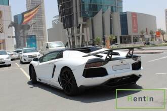 RENT LAMBORGHINI AVENTADOR ROADSTER IN DUBAI