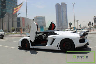 RENT LAMBORGHINI AVENTADOR ROADSTER IN DUBAI