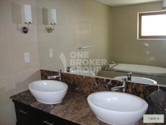 Well Maintained Corner Villa, 5 Bedroom