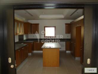 Well Maintained Corner Villa, 5 Bedroom