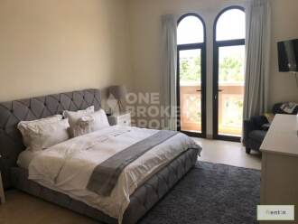 4 BR next to Park, single row, Mudon