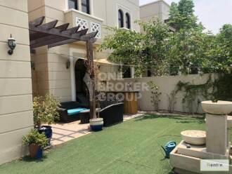 4 BR next to Park, single row, Mudon