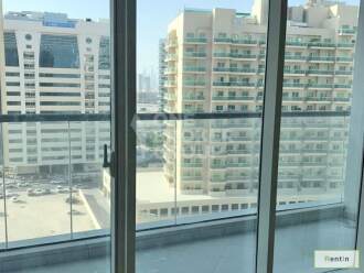 Vacant,1BR with Balcony,Semi Open Kitchen