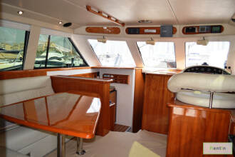 47FT yacht rental in Dubai