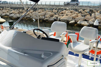 47FT yacht rental in Dubai